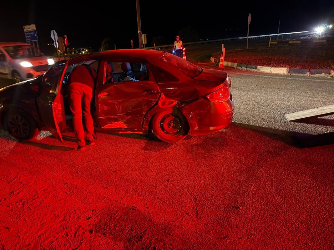Konya yolunda kaza! Otomobiller kavşakta çarpıştı: 4 yaralı 4